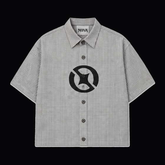 Camisa de NOVA Supply Clothing, camisa de manga corta gris con el emblema en el pecho
