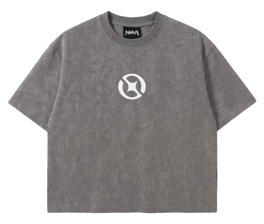 Camiseta NOVA Supply Clothing gris por delante, con el emblema en el pecho
