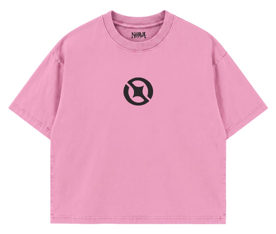 Camiseta NOVA Supply Clothing rosa por delante, con el emblema en el pecho